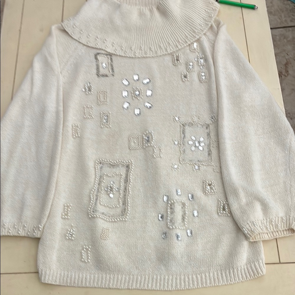 Victoria Harbor Cowl neck white Long sleeve sweater in size M.